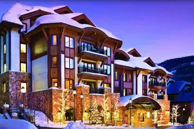 Image de Résidence de luxe 5 étoiles 2br + den au Sebastian dans le centre de Vail Village