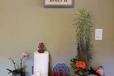 Image de Home Sweet Home avec 2 chambres et 1 salle de bain