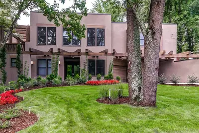 Image de Showcase East Nashville Home w / Movie Theater! Marchez jusqu'à vos restaurants préférés