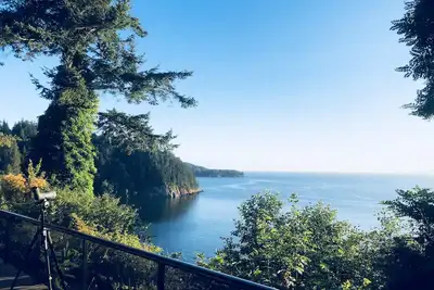 Image de Fidalgo Island, maison de bord de mer avec l'océan, les îles et les magnifiques vues du coucher du soleil.