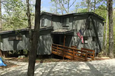 Image de Réservez dès maintenant les plaisirs d'été dans ce magnifique chalet personnalisé pour les grands rassemblements et
