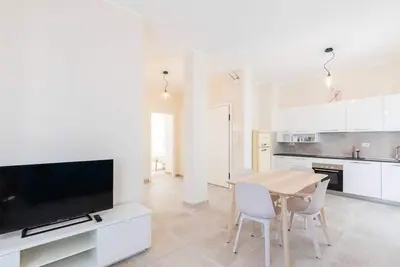 Image de Appartement de trois pièces récemment rénové - 2 chambres à coucher, 1 salle de bain et salon / cuisine