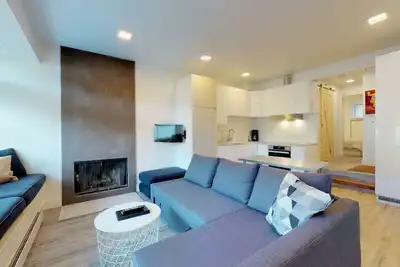 Image de Lakeside Retreat avec quai privé par Harmony Whistler