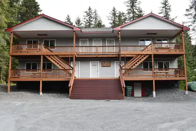 Image de Profitez de cette suite de luxe nouvellement construite entourée par la beauté naturelle de l'Alaska