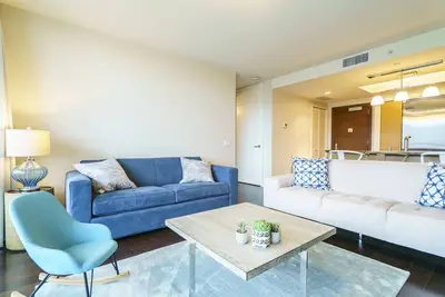 Image de Condominium de luxe de 2 chambres à Waikiki avec 1 Parking! Allure Waikiki