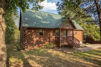 Image de Branson Woods Luxury Cabin - Suites avec une chambre à coucher king, piscine intérieure, tant de commodités