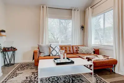 Maison de style chalet au coeur de Vancouver. À quelques pas des transports en commun!