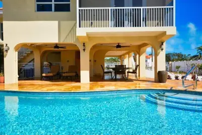 Image de Retraite Duck Key mise à jour avec 3 chambres, 3 bains et une nouvelle piscine privée!