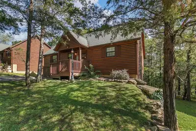 Image de Cabane de luxe Branson Woods - très grands lits, piscine intérieure, bain à remous