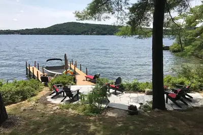 Image de Meredith Bay chalet au bord du lac avec crique privée et 300 'de façade du lac