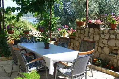 Image de Appartement de deux chambres avec la terrasse et la vue sur le mer Mali Iz, Iz (A-16535-a)