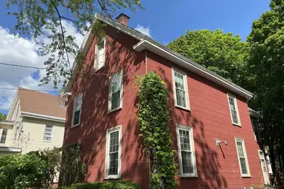 Image de Big Red House - Belle maison historique de Bangor