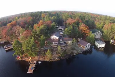 Image de Muskoa Lake retraite, 4 chambres à coucher, 4 saisons avec bain à remous, foyer, comprend des jouets de l'eau