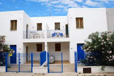 Image de villa blanche près du centre et de la plage de Porto Cesareo
