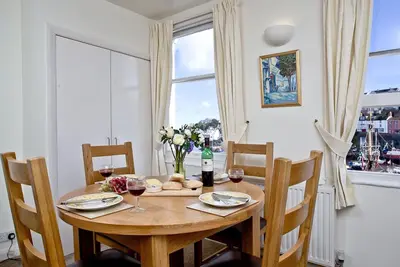 Image de 2 chambres à coucher à Brixham