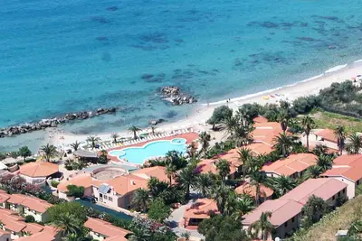 Image de Appartement de vacances avec climatisation, piscine et balcon ou terrasse
