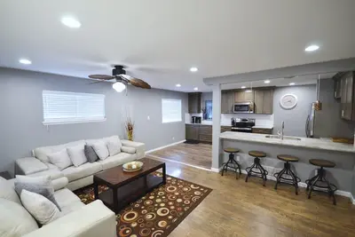 Image de Nouveau remodelage! 5bdrms, lits king, 2 cuisines, 2lvrms; Café / Restaurants / Gaz