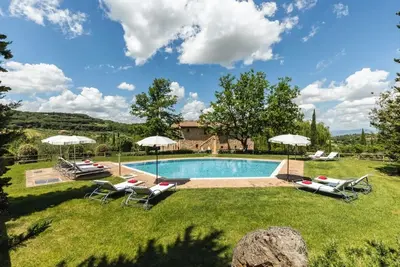 Image de Villa de campagne pour les familles avec piscine près de Montepulciano. A / C et Wi-Fi