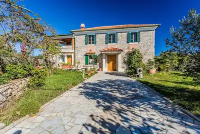 Image de 100 ans, rénové, 3 chambres, maison de luxe sur l'île de Krk.
