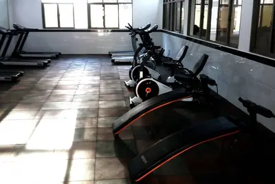 Image de Appartement de deux chambres avec salle de gym et piscine dans un environnement sérine.