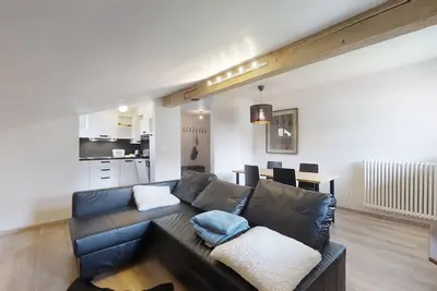 Appartement de 3 pièces dans les combles, meublé, salon / salle à manger, sep.