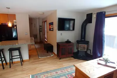 Image de 4Min pour soulever, marchez vers les deux bases! Moderne et chaleureux 2br, cheminée, pont, bain à remous