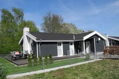 Image de Belle maison de vacances dans le Seepark Nordhorn avec sauna, bain à remous et cheminée