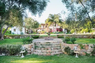 Image de Intérieur magnifique, jardins soulful, cheminées, piscine et terrain de balle de pétanque