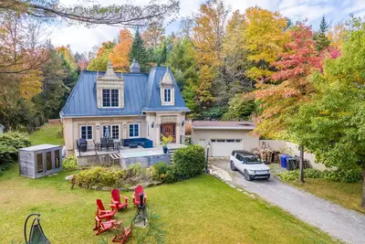 Image de Bord de l’eau Estrie avec spa creusé au sel, sauna, kayaks, paddles et wifi