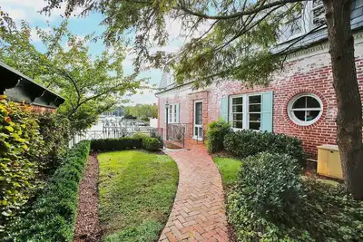 Image de Charmante maison au bord de l'eau située dans le centre-ville historique d'Annapolis