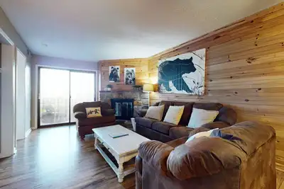 Image de Condo avec vue sur la montagne avec foyer et terrasse grillagée - à quelques minutes de la ville / parc national!