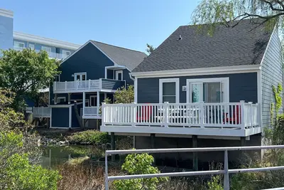 Image de Waterfront Beach Cottage w / cuisine complète, câble, WiFi gratuit - près de la plage!