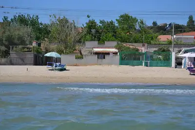 Image de maison en bord de mer avec accès privé disponible à partir du 1er avril