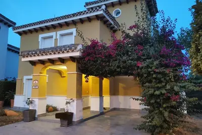 Image de Villa individuelle rénovée avec piscine chauffée vue golf