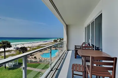 Image de Condo sur la plage au coeur de Destin! Intérieur récemment mis à jour. Piscine en bord de mer