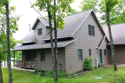 Image de Belle nouvelle maison sur un paisible lac paisible