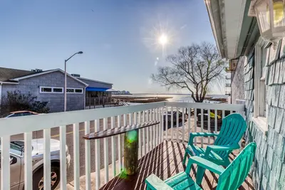 Image de Adorable, cottage de plage au bord de l'eau avec vue sur la baie, cuisine complète et WiFi gratuit!