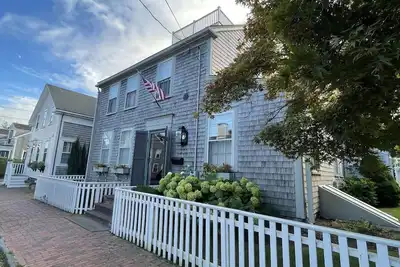 Image de En ville confort & commodité! Mise à jour 5-6br / 3ba w / Ac, parking + guest cottage