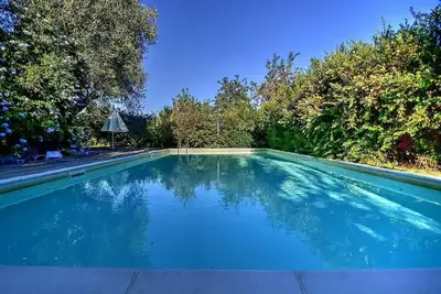 Image de Villa Calesse A: Une maison indépendante caractéristique et accueillante entourée de prairies et de collines verdoyantes.