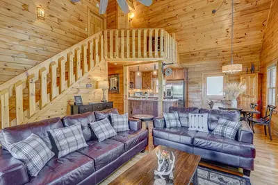 Image de Belle cabine à flanc de montagne avec bain à remous, table de billard, 3 ponts et de superbes vues!