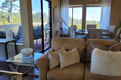 Image de Pebble Beach Tree House - Vues sur l'océan, Plafonds voûtés, près de tout!