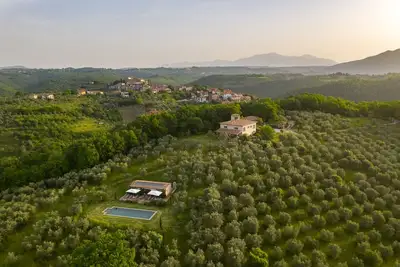 Image de Villa design unique avec jardin, grand confort, piscine chauffée, court de tennis, cuisine.