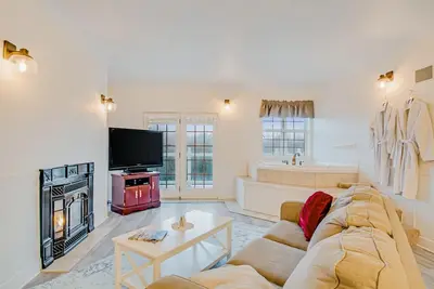 Image de Chien, condo front de mer w / un balcon et vue sur la cour - près de la plage!