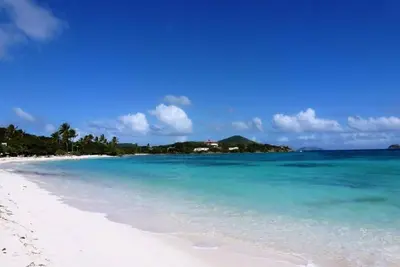 Image de Paradis en bord de mer à Sapphire Beach! À quelques pas du sable et du surf
