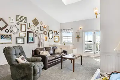 Image de Suite dans la station balnéaire avec terrasse, superbe vue sur la mer, cheminée et bain à remous!