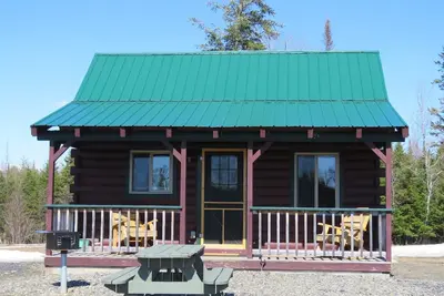 Image de Cabane en rondins moderne avec vue sur l'étang disponible à la location dans le centre du Maine.