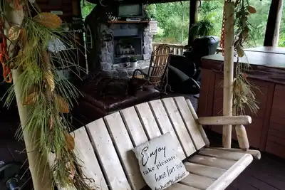 Image de Majestic Lakefront Hideaway avec quai, rampe, spa et accès rapide aux sentiers de Vtt