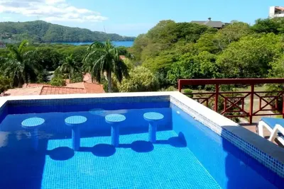 Image de Villa spacieuse avec vue sur l'océan et piscine privée.