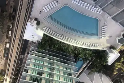 Image de Condo 2 chambres 2 salles de bain avec piscine sur le toit au coeur du centre-ville de Brickell