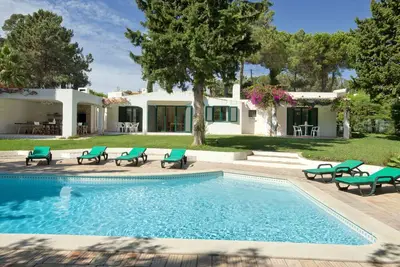Image de Parfait pour les groupes! plage 2kms, piscine, grand jardin, wifi, tennis table